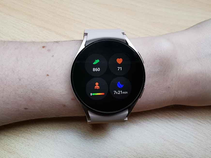 Man sieht eine Übersicht über die aufgezeichneten Daten auf der Uhr.